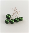 5 stk. Grønne dekorations bær på tråd. Ø ca. 2 cm. Pynt i dekorationer m.m.